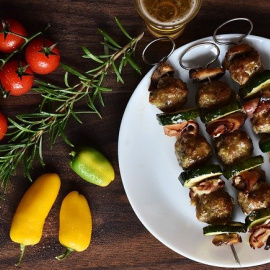 Brocheta de carne de pollo. 