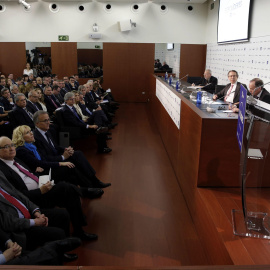 El ministro de Economía, Luis de Guindos, durante su intervención en el encuentro informativo Foro Líderes, organizado por la Agencia Efe y KPMG en colaboración con Banco Sabadell, Globalia y Siemens. EFE/Alberto Estévez