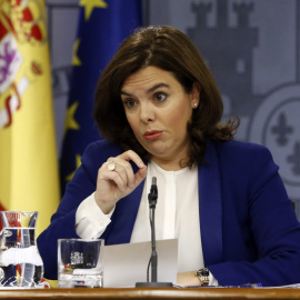 La vicepresidenta del Gobierno, Soraya Sáenz de Santamaría, durante la rueda de prensa posterior a la reunión del Consejo de Ministros. EFE/J.J. Guillén