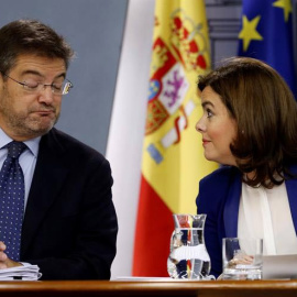 La vicepresidenta del Gobierno, Soraya Sáenz de Santamaría, y el ministro de Justicia, Rafael Catalá, durante la rueda de prensa posterior a la reunión del Consejo de Ministros. EFE/J.J. Guillén