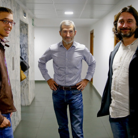 El exjefe del Estado Mayor de la Defensa (Jemad) José Julio Rodríguez, junto al secretario de Política de Podemos, Íñigo Errejón, y el secretario de Relaciones con la Sociedad Civil, Rafa Mayoral. EFE/Juanjo Martín