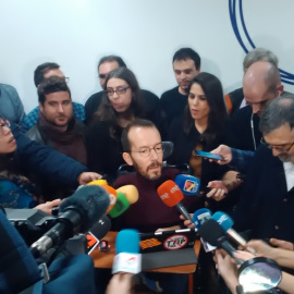 El secretario general de Podemos Aragón, Pablo Echenique, este viernes en la sede de la formación en Zaragoza con el equipo que impulsó el documento ‘Lurte’.