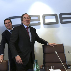 El presidente de CEOE, Juan Rosell (d), y el presidente de CEPYME, Antonio Garamendi (i), informan sobre las conclusiones de la Junta directiva extraordinaria de CEOE. /EFE