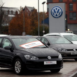Coches aparcados en un confesionario de Volkswagen en Londres. REUTERS