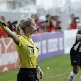 Los insultos machistas a las linieres todavía son una constante en los campos de fútbol.