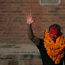 David Beckham saluda después de jugar un partido de fútbol benéfico en Nepal. REUTERS/Navesh Chitrakar