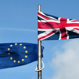 Dos banderas de Reino Unido y de la Unión Europea ondean en Cardiff. - AFP