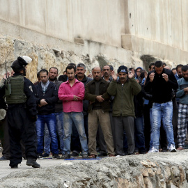 Israeli border police stand guard during Friday prayer outside a mosque in the West Bank city of Hebron November 6, 2015. The Israeli army shot dead two Palestinians on Friday, one an elderly woman accused of trying to run over soldiers in 