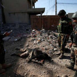 Fuerzas iraquíes, ante el cadáver de un yihadista en Mosul. REUTERS/Azad Lashkari