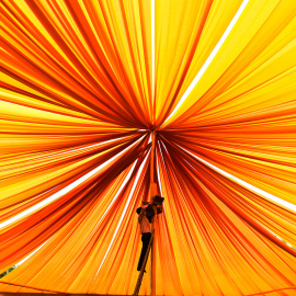 Un electricista coloca los cables en una carpa durante el Festival Nacional de la Cultura de la India, en Nueva Delhi.-  SAJJAD HUSSAIN (AFP)