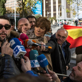 El humorista Dani Mateo realiza declaraciones a su salida del juzgado, en el que declaró este lunes como investigado por sonarse la nariz con la bandera de España en una escena del programa “El Intermedio” de La Sexta. EFE/Rodrigo Jiménez