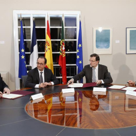 El presidente del Gobierno, Mariano Rajoy (2d), junto al presidente francés, François Hollande (2i); el primer ministro portugués, Pedro Passos Coelho (d); y el presidente de la Comisión Europea, Jean Claude Juncker (i), durante la firma de