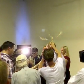 Momento en el que un joven estrella un huevo en la cabeza del senador australiano Fraser Anning mientras hablaba con los periodistas. REUTERS