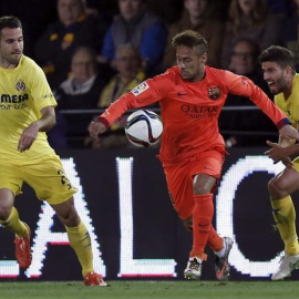 El delantero brasileño del FC Barcelona Neymar da Silva (c) pelea el balón con el argentino Mateo Musacchio (d) y Mario Pérez.- EFE