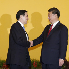 Los presidentes de China y Taiwán se saludan en un gesto histórico./ REUTERS