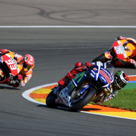 Jorge Lorenzo, sobre su Yamaha, toma una curva por delante de Marc Marquez y Dani Pedrosa (ambos con Honda), durante el Gran Premio de Valencia. REUTERS/Heino Kalis