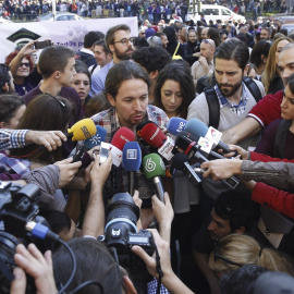 El secretario general de Podemos, Pablo Iglesias, hace declaraciones a los medios durante la marcha estatal contra la violencia machista. EFE/J.J. Guillén