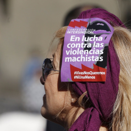 8. Un mujer con el cartel de la convocatoria durante la marcha.  EFE/J. J. Guillén