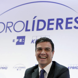 El secretario general del PSOE, Pedro Sánchez, durante su intervención hoy en el encuentro informativo Foro Líderes, organizado por la Agencia EFE y KPMG. / JUAN CARLOS HIDALGO (EFE)