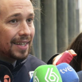 Pablo Iglesias, secretario general de Podemos, junto a Jorge Bravo, presidente de la Asociación Unificada de Militares Españoles (AUME). EFE