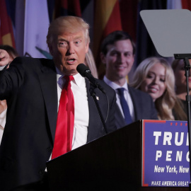 Donald Trump señala durante su primer discurso como presidente electo de EEUU. /REUTERS