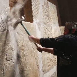 Imagen captada de un vídeo difundido por ISIS donde sus militantes destruyen el yacimiento arqueológico asirio de Nimrud, con 3.000 años de antigüedad.