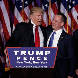 Donald Trump abraza a Reince Priebus, presidente del Comité Nacional Republicano, al ser proclamado ganador de las pasadas elecciones de Estados Unidos.  REUTERS/Mike Segar