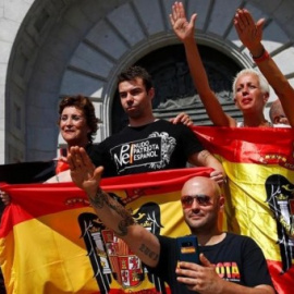  Ultraderechistas realizan el saludo franquista en el Valle de los Caídos. JAVIER BARBANCHO / REUTERS