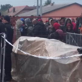 Miles de refugiados se agolpan en Brezice, en la frontera entre Croacia y Eslovenia, esperando la ayuda de las ONG a las que la Policía impide el paso.