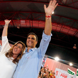 El secretario general del PSOE, Pedro Sanchez junto a la secretaria general regional de la formación y presidenta de Andalucia, Susana Diaz durante un acto público en la localidad de Viator. EFE/Carlos Barba