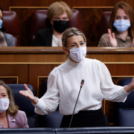  La vicepresidenta primera del Gobierno y ministra de Economía, Nadia Calviño (i) junto con la vicepresidenta segunda y ministra de Trabajo, Yolanda Díaz (d) durante la sesión de control que se celebra, este miércoles, en el Congreso de los