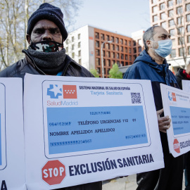  Varios manifestantes que han sufrido exclusión sanitaria portan carteles y protestan durante una concentración en la que se ha entregado un manifiesto al Ministerio de Sanidad contra la exclusión sanitaria, frente al Ministerio de Sanidad,