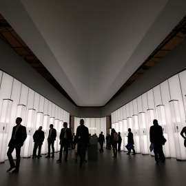 El público mira los nuevos smartphones de Samsung durante el MWC. /ALBERT GEA (REUTERS)