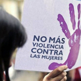 Una mujer porta una pancarte en contra de la violencia machista. EFE/Archivo