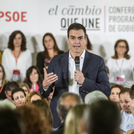 El líder del PSOE, Pedro Sánchez, durante su intervención en un acto antes del inicio del debate de las alrededor de 3.500 enmiendas que se han presentado al borrador del programa electoral. EFE/Emilio Naranjo