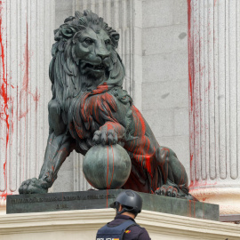  Uno de los leones del Congreso, cubierto con pintura roja después de una acción reivindicativa de Rebelión Científica este jueves en Madrid. EFE/ J.J. Guillén
