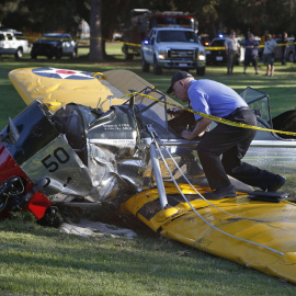 La avioneta que pilotaba Harrison Ford, tras el accidente. REUTERS