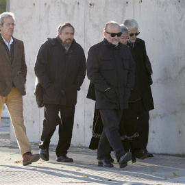 El ex secretario general de UGT-Madrid, José Ricardo Martínez Castro (i), a su llegada a la sede de la Audiencia Nacional en San Fernando de Henares donde hoy concluyen las declaraciones los testigos en el juicio de las tarjetas black. EFE/