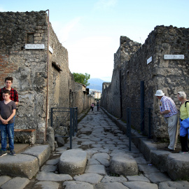Varios turistas por la antigua ciudad romana de Pompeya. REUTERS/Alessandro Bianchi