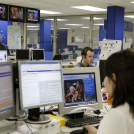 Jóvenes en una redacción. Archivo EFE