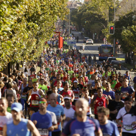 Imagen de los participantes en la  51 edición de la carrera popular Behobia-San Sebastián, en la que clorrido 34.000 personas. EFE/Juan Herrero