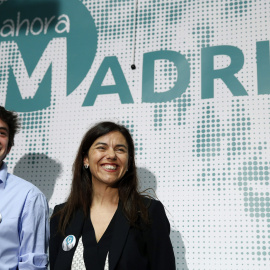 Julio Martínez y Pepa López, miembros del equipo de comunicaciones de Ahora Madrid, durante la rueda de prensa. -AGUSTÍN MILLÁN