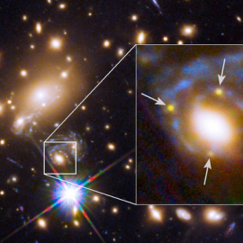 Una galaxia del cúmulo estelar MACS J1149.6 + 2223 incluye una cruz de Einstein, formada por las cuatro imágenes ampliadas (indicadas con flechas) de una remota supernova, cuya luz curvada adopta esta curiosa configuración. / NASA, ESA et a