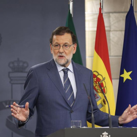 El presidente del Gobierno, Mariano Rajoy, durante la rueda de prensa posterior a la reunión que ha mantenido con el primer ministro portugués, Antonio Costa en el Palacio de La Moncloa. EFE/Kiko Huesca