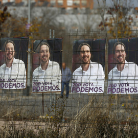 Carteles de Podemos para la campaña de las elecciones generales del 20 de diciembre de 2015. REUTERS