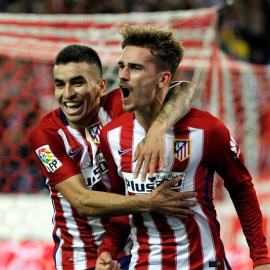 El delantero francés del Atlético de Madrid Antoine Griezmann (d) celebra con su compañero, el argentino Ángel Correa (i), su gol ante el Sporting de Gijón. /EFE