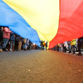 Cientos de personas sostienen una bandera nacional gigante durante una manifestación en contra del nuevo presidente, el socialista prorruo Igor Dodon, en Chisinau, Moldavia. EFE