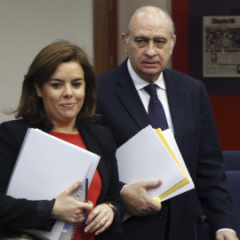 La vicepresidenta Soraya Sáenz de Santamaría, junto al ministro del Interior, Jorge Fernández Díaz, a su llegada a la rueda de prensa tras la reunión del Consejo de Ministros. EFE/Sergio Barrenechea