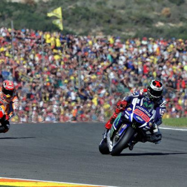 El piloto español Jorge Lorenzo (c) rueda por delante de sus compatriotas Marc Marquez (i) y Dani Pedrosa durante la carrera de ayer. /EFE