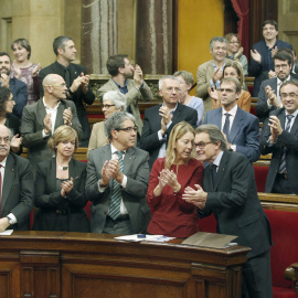 El presidente de la Generalitat en funciones, Artur Mas (d), junto a miembros de su   gobierno y diputados de Junts pel Si, aplaude tras aprobarse la resolución de independencia. /EFE